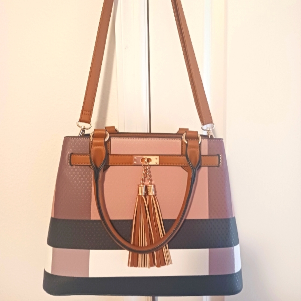 Hand bag. Adjustable strap